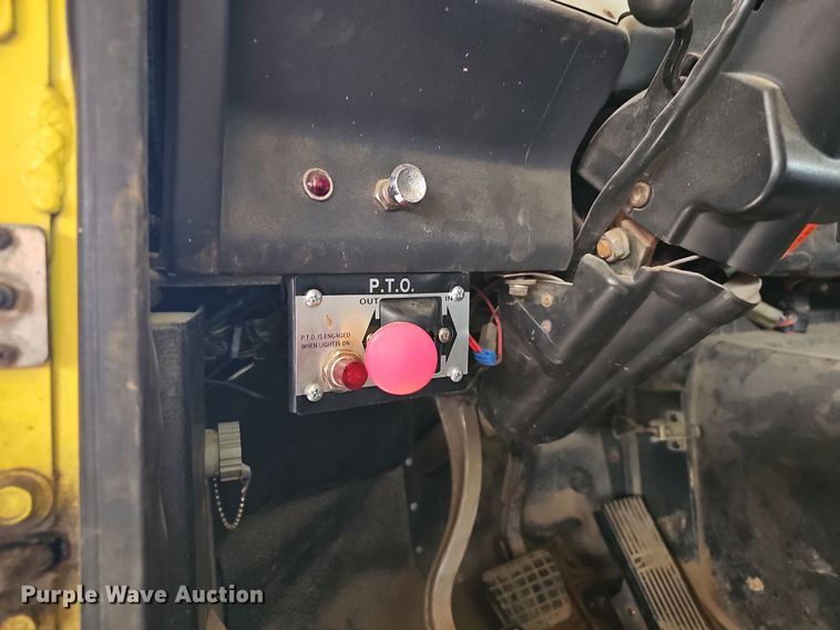 image for item NP9248 1997 Volvo Integral Sleeper  semi truck