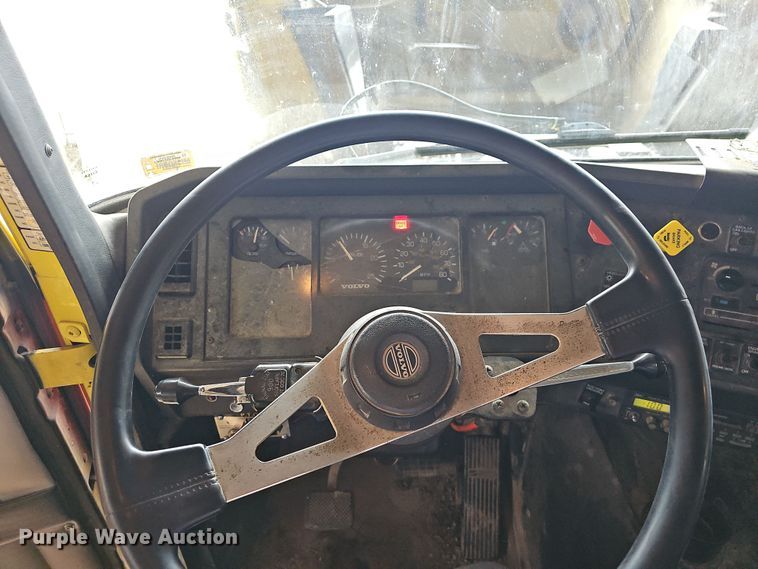 image for item NP9248 1997 Volvo Integral Sleeper  semi truck