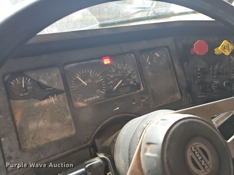 image for item NP9248 1997 Volvo Integral Sleeper  semi truck