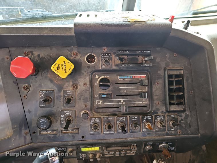 image for item NP9248 1997 Volvo Integral Sleeper  semi truck