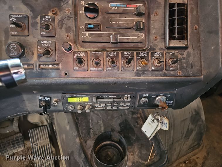 image for item NP9248 1997 Volvo Integral Sleeper  semi truck