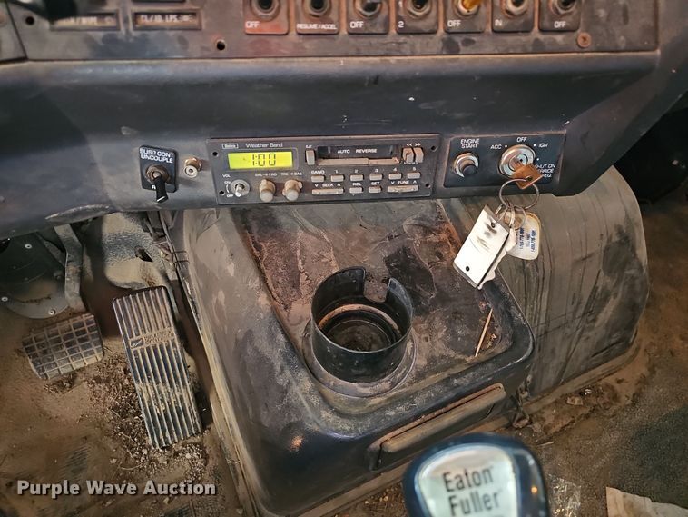 image for item NP9248 1997 Volvo Integral Sleeper  semi truck