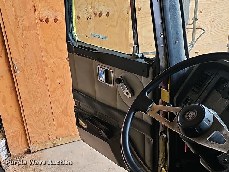 image for item NP9248 1997 Volvo Integral Sleeper  semi truck