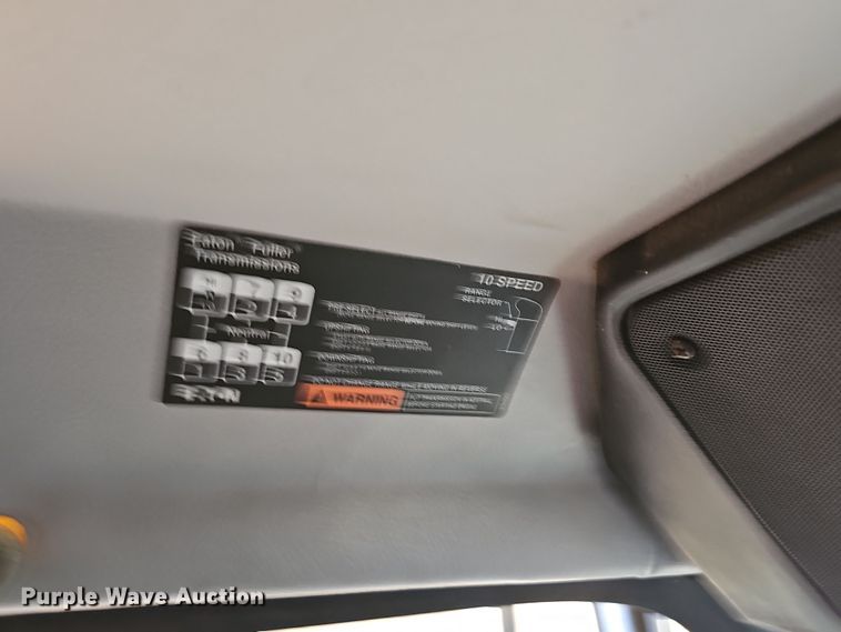 image for item NP9248 1997 Volvo Integral Sleeper  semi truck