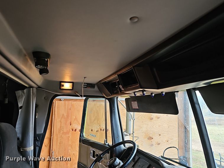 image for item NP9248 1997 Volvo Integral Sleeper  semi truck