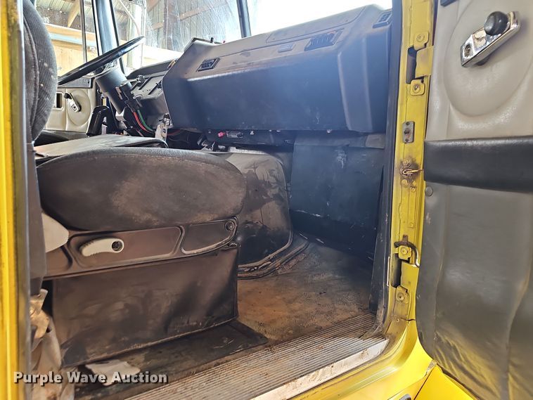 image for item NP9248 1997 Volvo Integral Sleeper  semi truck