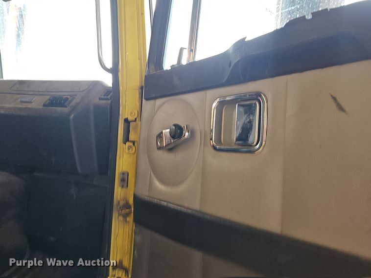 image for item NP9248 1997 Volvo Integral Sleeper  semi truck