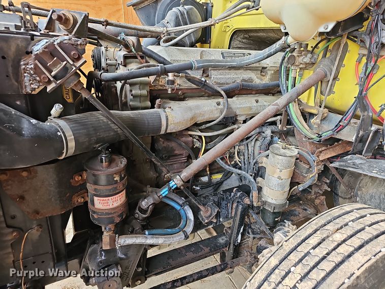 image for item NP9248 1997 Volvo Integral Sleeper  semi truck