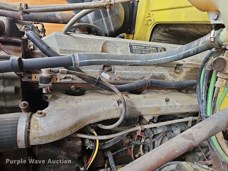 image for item NP9248 1997 Volvo Integral Sleeper  semi truck