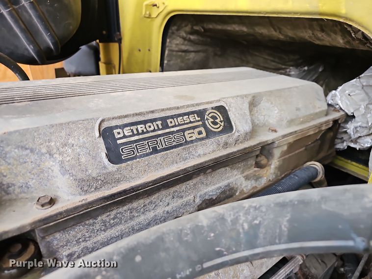 image for item NP9248 1997 Volvo Integral Sleeper  semi truck