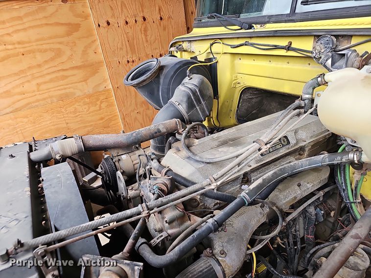 image for item NP9248 1997 Volvo Integral Sleeper  semi truck