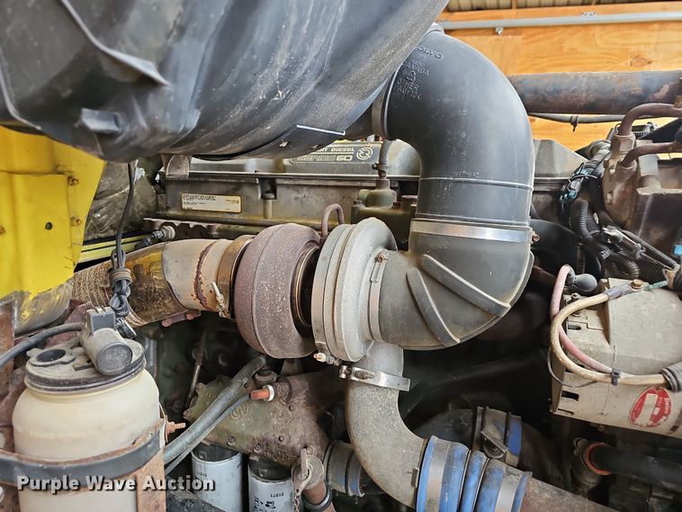 image for item NP9248 1997 Volvo Integral Sleeper  semi truck