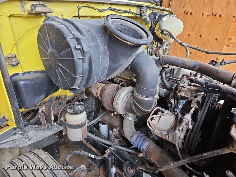 image for item NP9248 1997 Volvo Integral Sleeper  semi truck