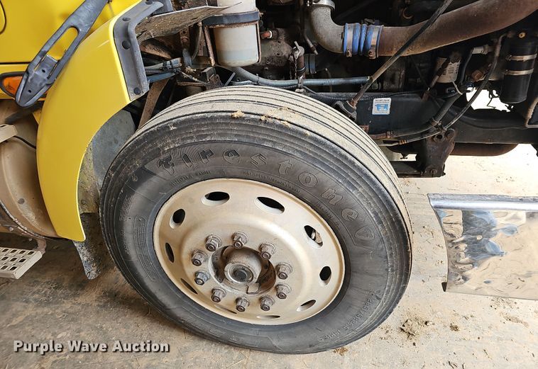 image for item NP9248 1997 Volvo Integral Sleeper  semi truck