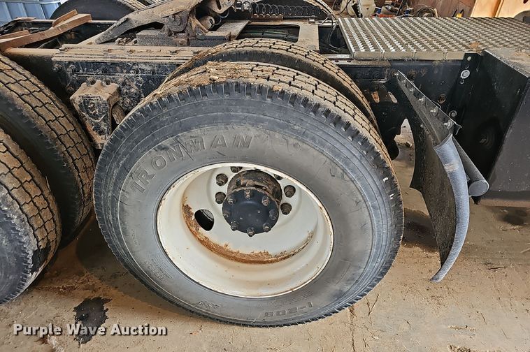 image for item NP9248 1997 Volvo Integral Sleeper  semi truck