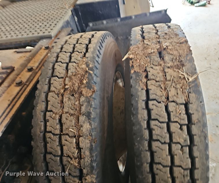 image for item NP9248 1997 Volvo Integral Sleeper  semi truck