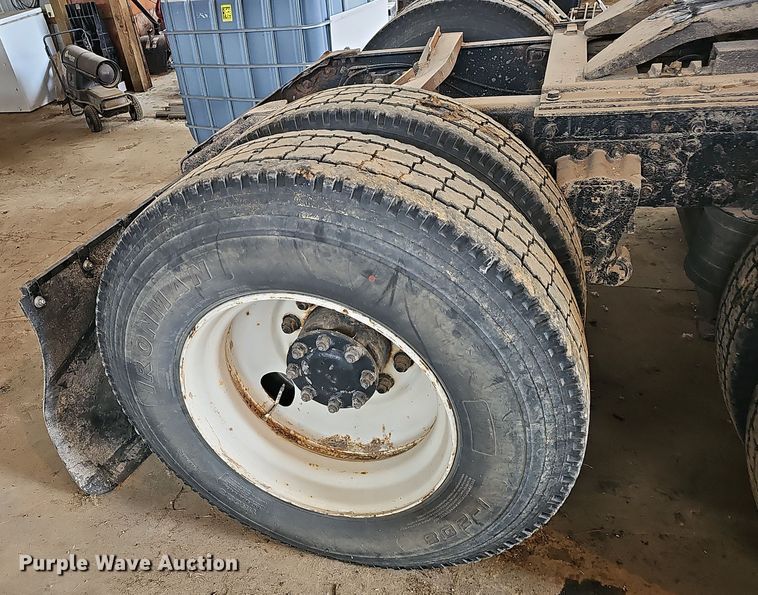 image for item NP9248 1997 Volvo Integral Sleeper  semi truck