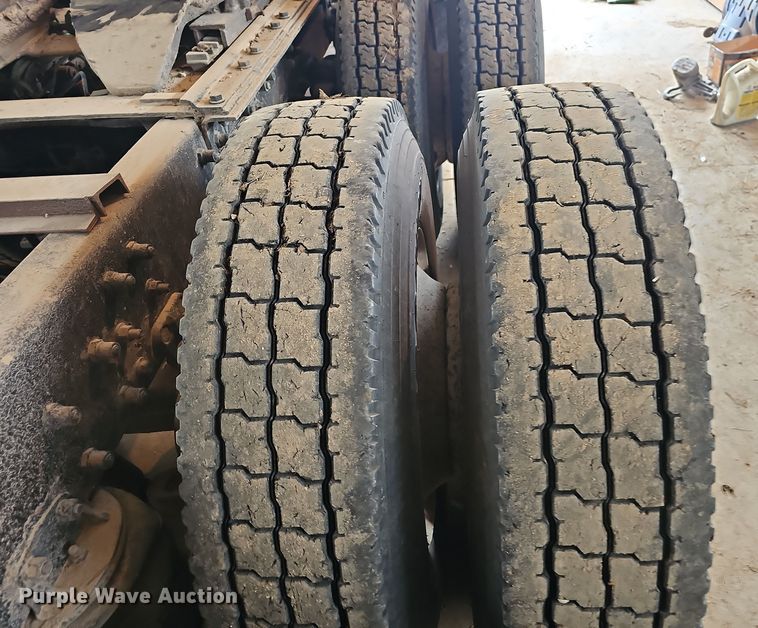 image for item NP9248 1997 Volvo Integral Sleeper  semi truck