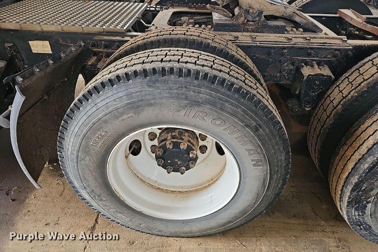 image for item NP9248 1997 Volvo Integral Sleeper  semi truck