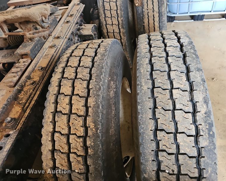 image for item NP9248 1997 Volvo Integral Sleeper  semi truck