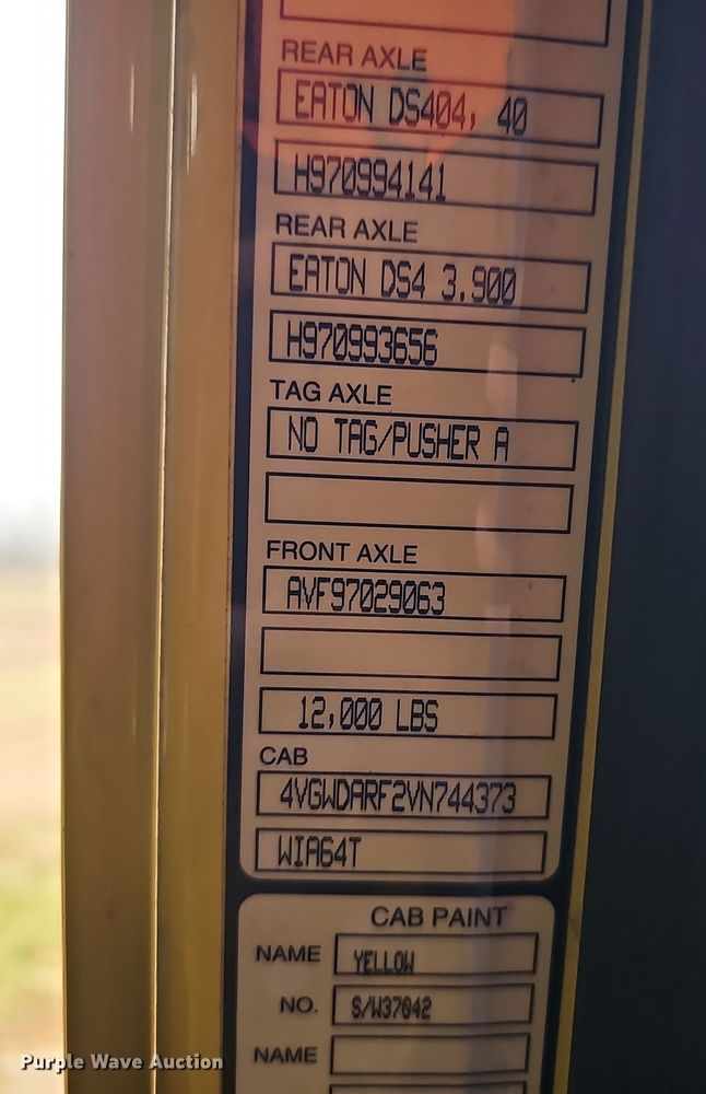 image for item NP9248 1997 Volvo Integral Sleeper  semi truck