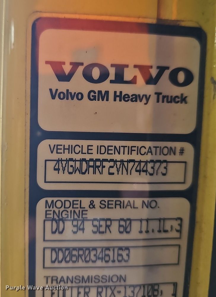 image for item NP9248 1997 Volvo Integral Sleeper  semi truck