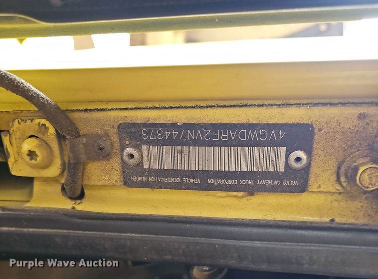 image for item NP9248 1997 Volvo Integral Sleeper  semi truck