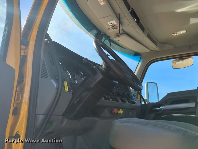 image for item OD9110 2020 Kenworth T680  semi truck