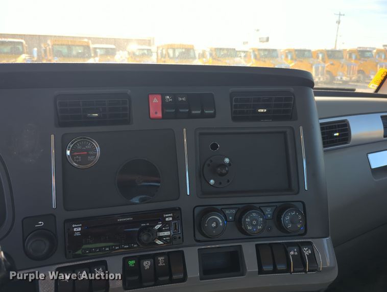 image for item OD9110 2020 Kenworth T680  semi truck