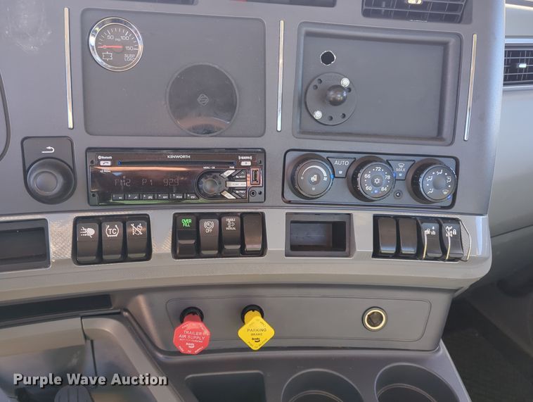 image for item OD9110 2020 Kenworth T680  semi truck