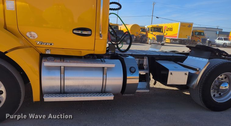 image for item OD9112 2020 Kenworth T680  semi truck