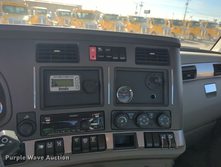 image for item OD9114 2019 Kenworth T680  semi truck