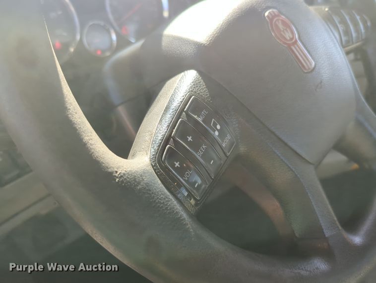 image for item OD9117 2019 Kenworth T680 semi truck