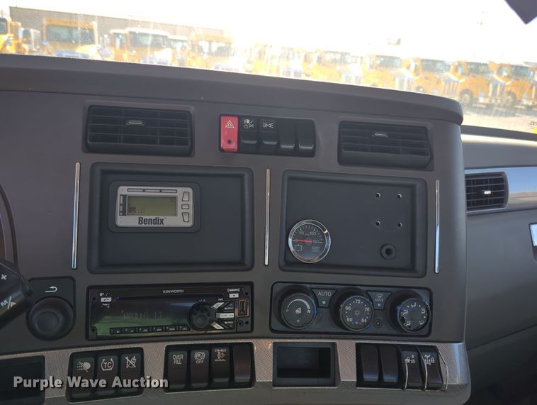 image for item OD9117 2019 Kenworth T680 semi truck