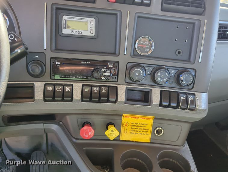 image for item OD9117 2019 Kenworth T680 semi truck