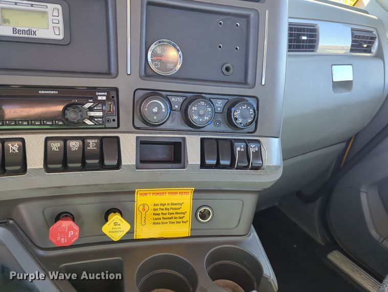 image for item OD9117 2019 Kenworth T680 semi truck