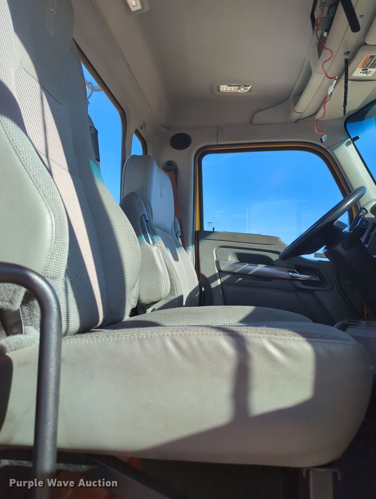 image for item OD9117 2019 Kenworth T680 semi truck