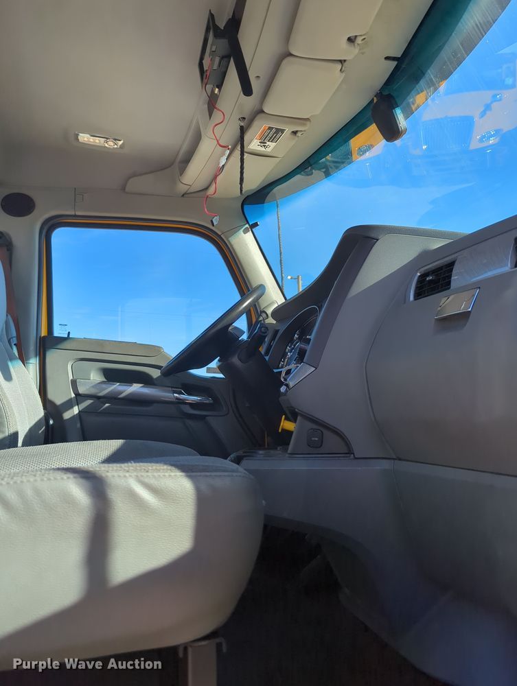 image for item OD9117 2019 Kenworth T680 semi truck