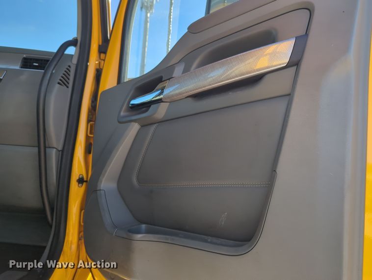 image for item OD9117 2019 Kenworth T680 semi truck