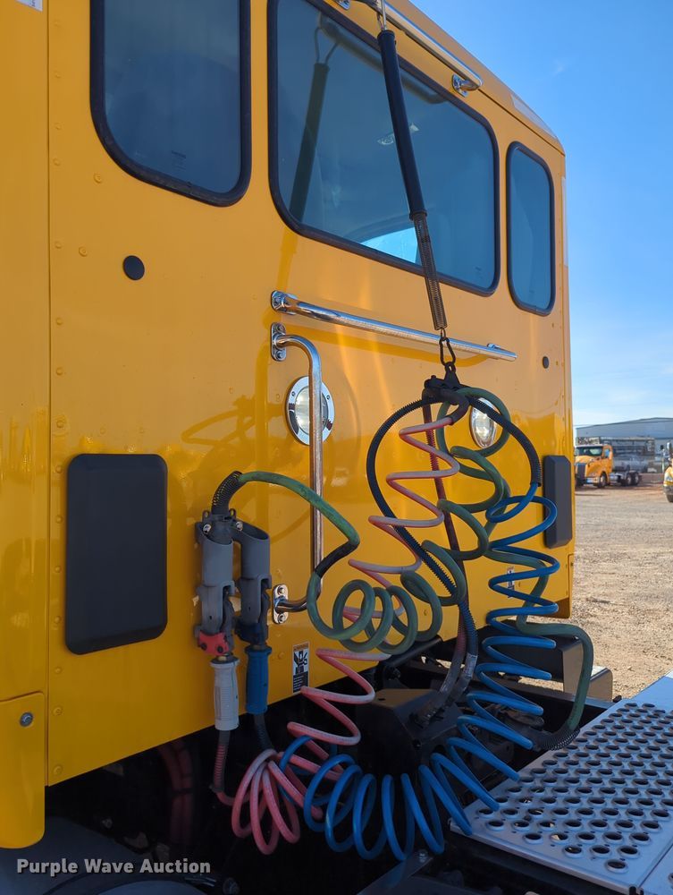 image for item OD9118 2019 Kenworth T680  semi truck