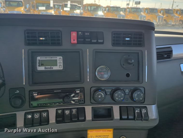 image for item OD9118 2019 Kenworth T680  semi truck