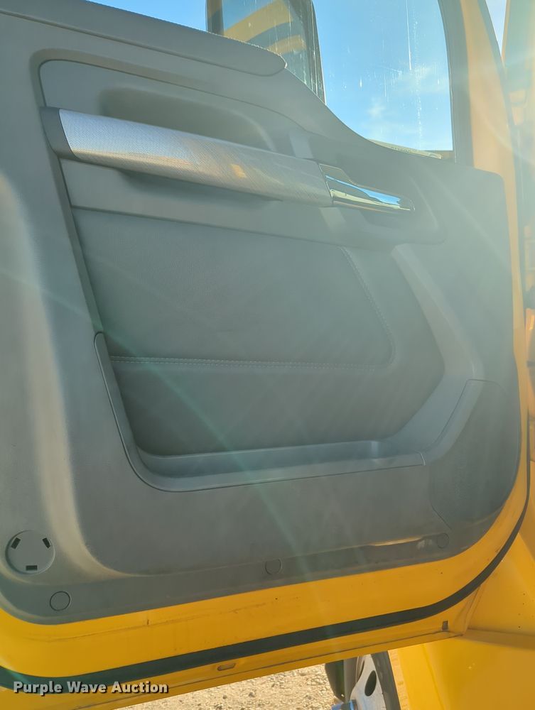 image for item OD9119 2019 Kenworth T680 semi truck