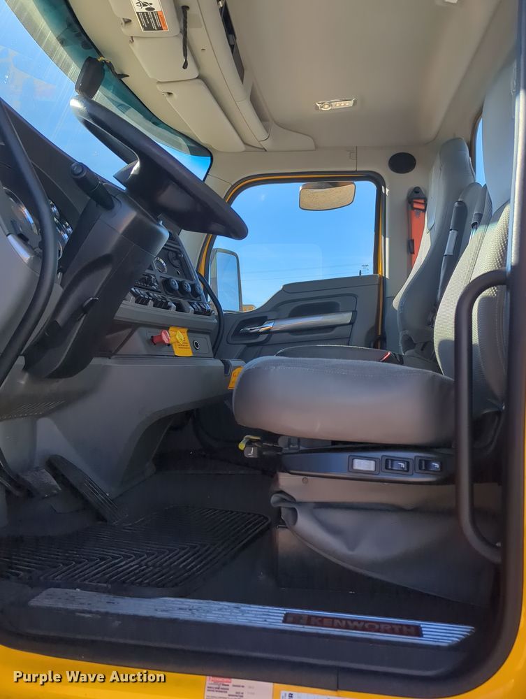image for item OD9119 2019 Kenworth T680 semi truck
