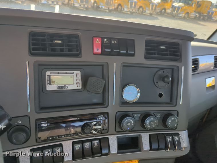 image for item OD9119 2019 Kenworth T680 semi truck