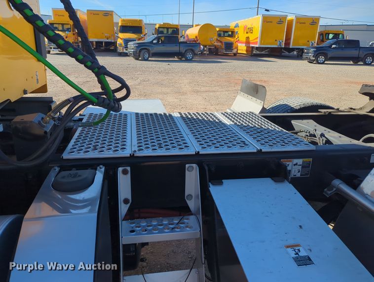 image for item OD9120 2019 Kenworth T680  semi truck