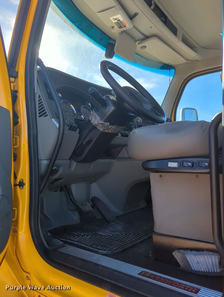 image for item OD9120 2019 Kenworth T680  semi truck