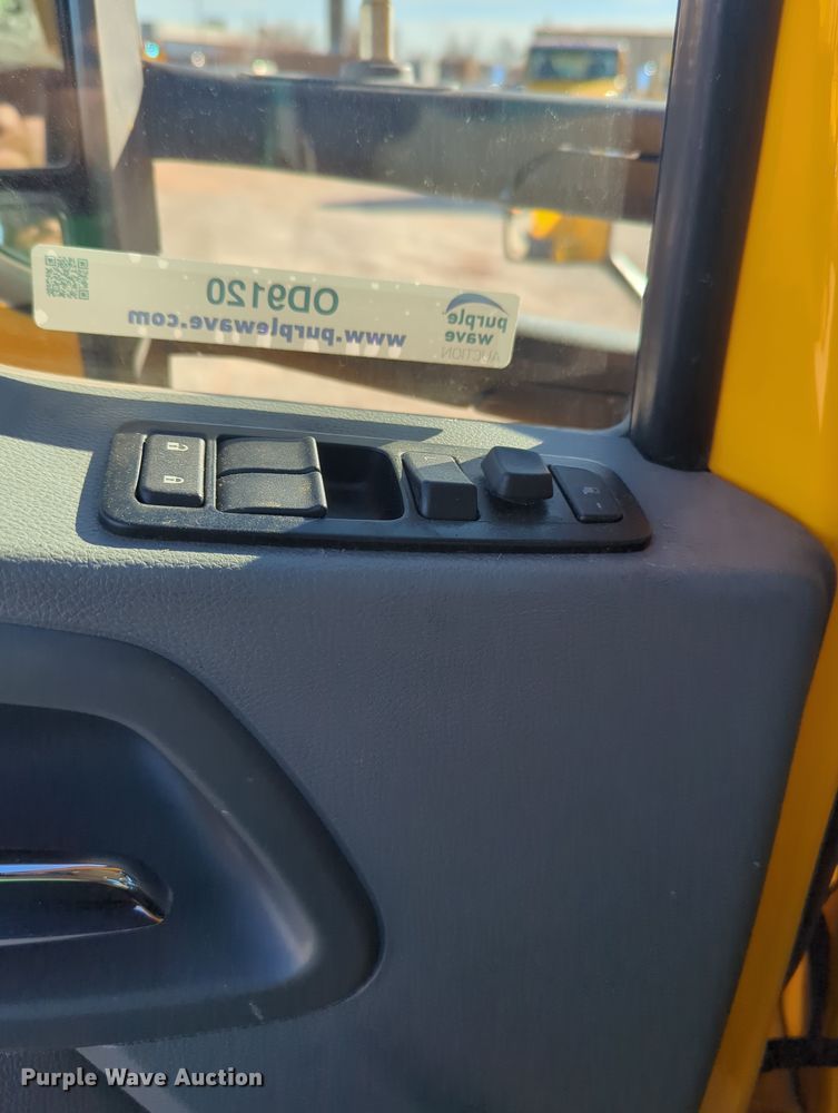 image for item OD9120 2019 Kenworth T680  semi truck