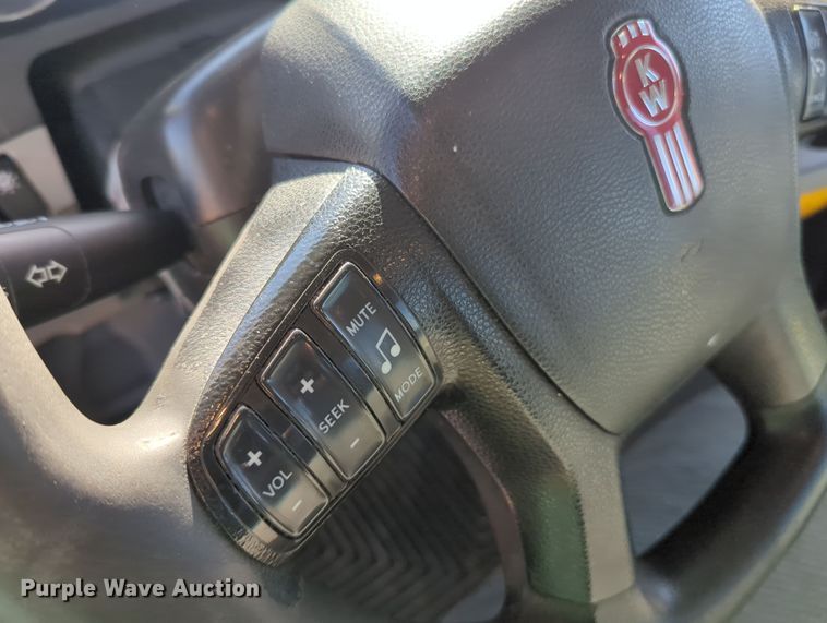 image for item OD9120 2019 Kenworth T680  semi truck