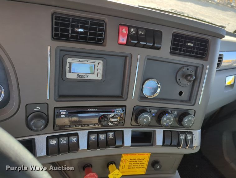 image for item OD9120 2019 Kenworth T680  semi truck
