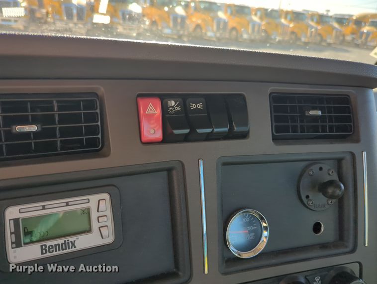 image for item OD9120 2019 Kenworth T680  semi truck